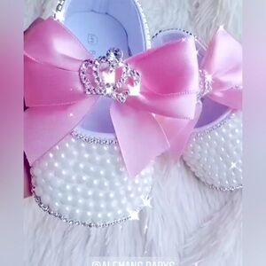 I can make any type of shoe with rhinestones.
to order two weeks in advance